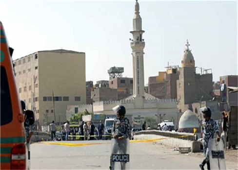حارس كنيسة يطلق النار على اثنين من الأقباط في جنوب مصر