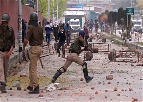 مقتل عنصر أمني هندي في كشمير 