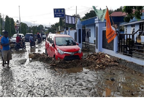 112 شخصاً حصيلة ضحايا السيول شرقي اندونيسيا