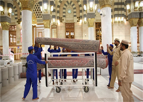 استعداداً لشهر رمضان.. فرش المسجد النبوي بثلاثة آلاف سجادة جديدة