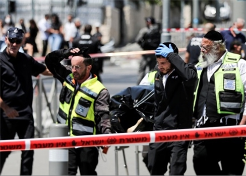 سائح تركي يطعن شرطي صهيوني في القدس المحتلة