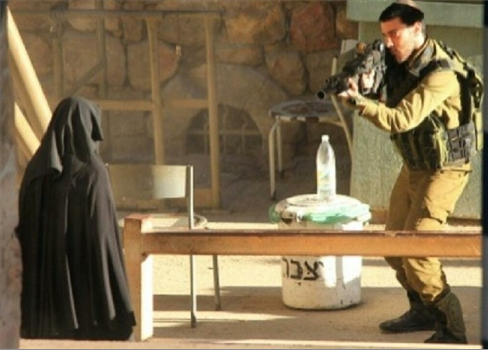 الجيش الصهيوني يعدم ثلاثة فلسطينيين بينهم امرأة  
