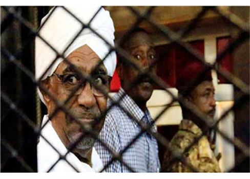 السودان يقول ثلاثة من كبار أعضاء نظام البشير المسجونين أصيبوا بكورونا