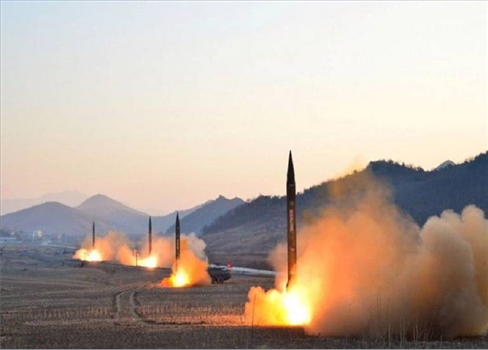 كوريا الشمالية تستعرض قوتها وتجري تجارب إطلاق صاروخين بالستيين