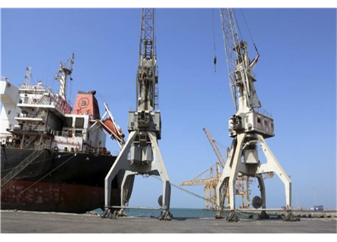 ميليشيا الحوثي تمنع 4 سفن مواد غذائية من دخول الحديدة