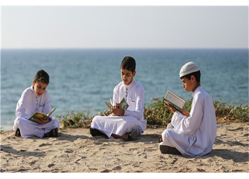 شاطئ غزة.. سلسلة بشرية لأطفال تقرأ القرآن
