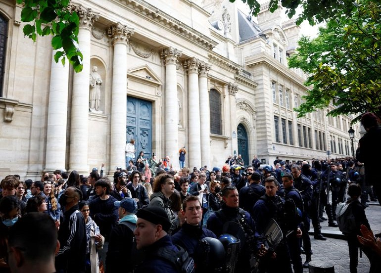 شرطة باريس تفرق محتجين اعتصموا بباحة السوربون لدعم غزة