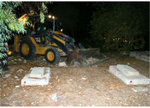 (إسرائيل) جرفت 100 قبر في مقبرة مأمن الله ليلاً
