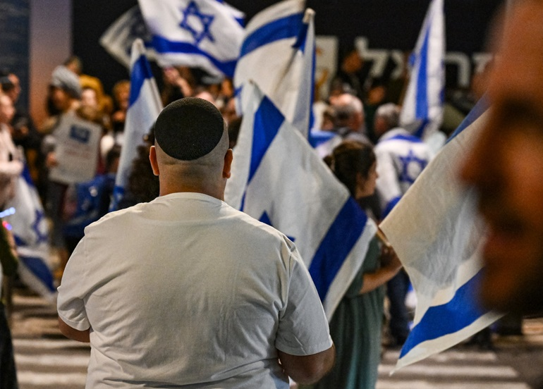 مظاهرات لآلاف الصهاينة يطالبون نتنياهو بالإستقالة
