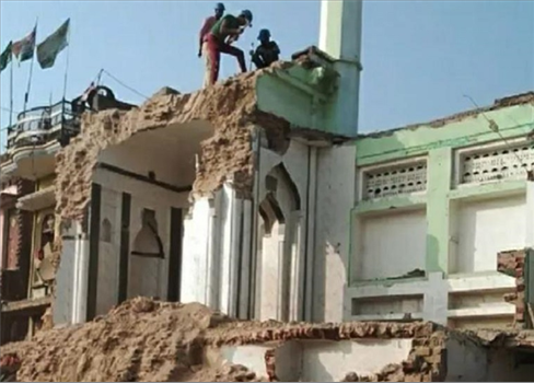 في إطار خطة منظمة .. هدم مسجد يعود لقرون في العاصمة الهندية