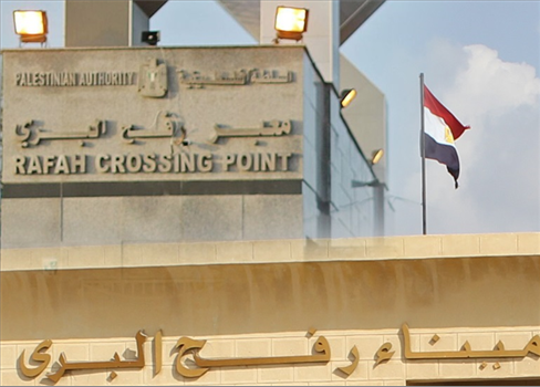 الغارديان: سكان غزة يدفعون آلاف الدولارات لعبور معبر رفح