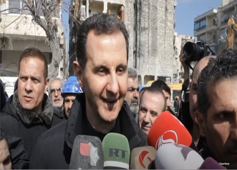 على أنقاض حلب.. بشار الأسد يظهر مبتسما خلال تفقده آثار الزلزال