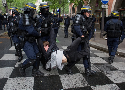 الغارديان: فرنسا تدفع ثمن العنصرية العرقية ضد الأفارقة