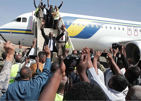 هبوط أول طائرة ركاب في مطار الخرطوم بعد توقف دام ثلاثة أعوام