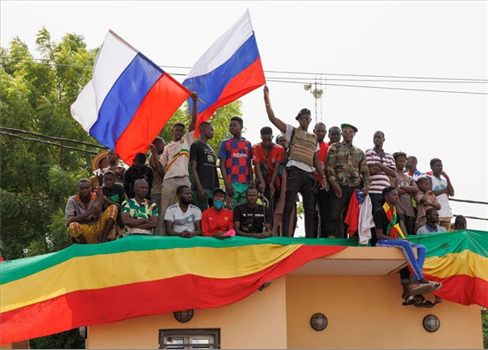 تصاعد الصراع الإستخباري بين باريس وموسكو في القارة السمراء