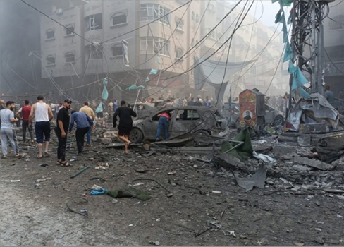 غارات وقصف مدفعي صهيوني يستهدف مناطق متفرقة في قطاع غزة