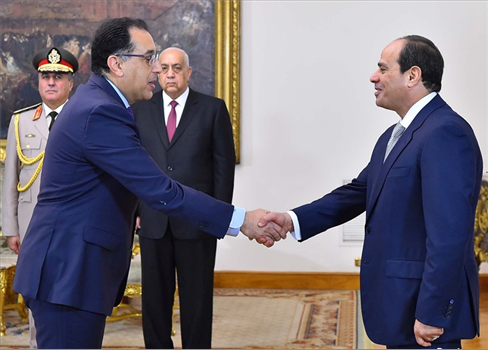 الحكومة المصرية الجديدة تؤدي اليمين أمام السيسي