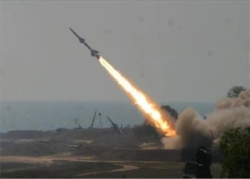 صاروخ يمني ينفجر في مطار بن غوريون الصهيوني