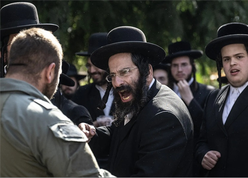 عشرات الحريديم يتظاهرون في تل أبيب والقدس رفضاً للتجنيد