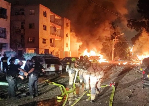 إيران تكثّف قصفها الصاروخي… والدولة العبرية ترد بضربات مشتركة مع واشنطن