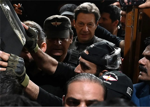 إعتقال عمران خان بعد الحكم عليه بالسجن 3 سنوات