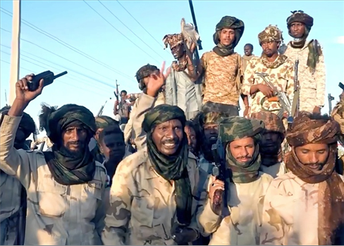 مليشيات الدعم السريع تواصل استهداف مخيمات النازحين قرب الفاشر