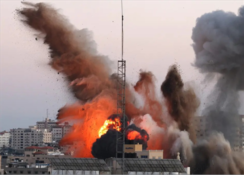 غارات صهيونية عنيفة تهزّ غزة… وتصعيد جديد ينسف التزامات اتفاق وقف إطلاق النار