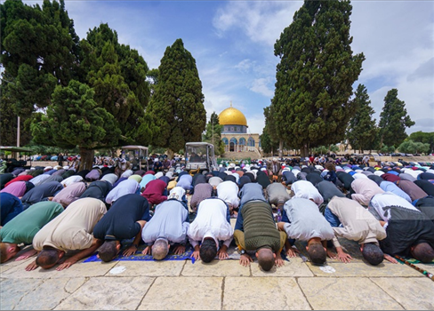 90 ألفاً من سكان الداخل المحتل يؤدون الجمعة الأولى في المسجد الأقصى