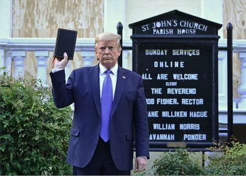 معهد أمريكي.. ترامب يقدم نفسه للعالم بصفته مسيحي وليس رجل صفقات