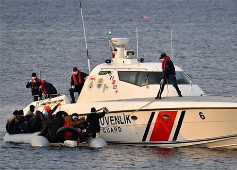 14 قتيلاً إثر إغراق قارب مهاجرين قبالة السواحل التركية