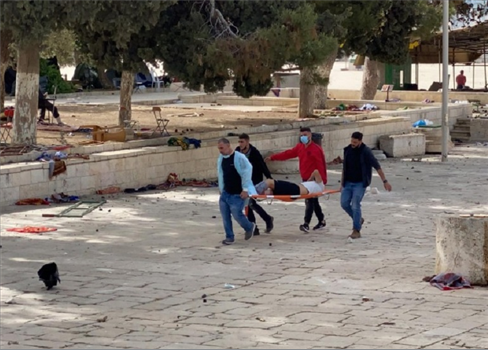 إفشال محاولات للمستوطنين اليهود لاقتحام المسجد الأقصى وإصابة 215 من المصلين برصاص الإحتلال