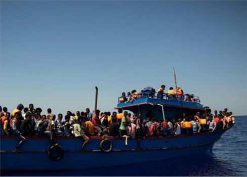 قرابة 200 شخص بين غريق ومفقود إثر غرق قارب قبالة السواحل اليمنية