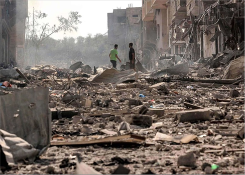 قصف مدفعي وجوي صهيوني يخلف عشرات الشهداء والجرحى في الضفة وغزة