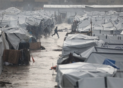 أربعة شهداء ومصابون جراء انهيارات وقصف جوي في غزة