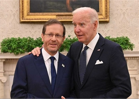 بايدن يتفاخر بصهيونيته مجدداً أمام الرئيس الصهيوني هرتصوغ