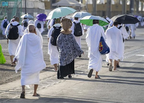 حجاج بيت الله الحرام يتوافدون على مشعر منى