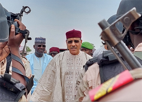 رئيس النيجر المخلوع يواجه اتهامات بـــ