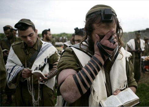 حلفاء نتنياهو الحريديم يهددونه بحل حكومته