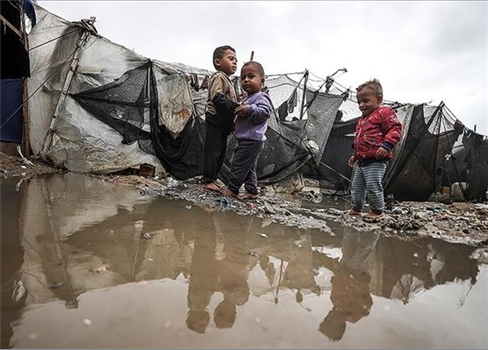 مياه الأمطار تغرق خيام النازحين في غزة