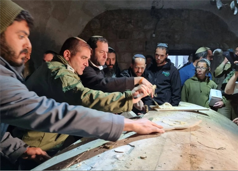 مستوطنون يقتحمون 