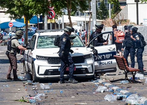 مسيرة مجهولة تضرب وسط تل أبيب وتقتل وتصيب عدة صهاينة