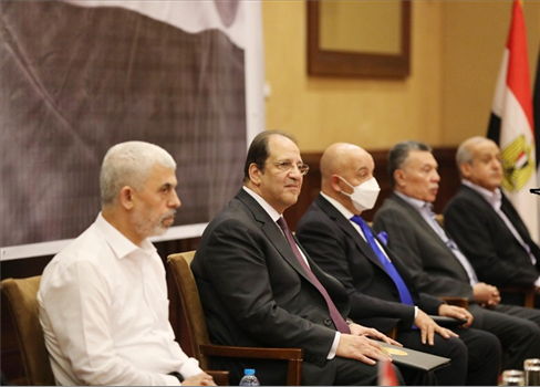 حماس تفاوض في القاهرة على صفقة شاملة تضمن تحرير الأسرى ورفع الحصار