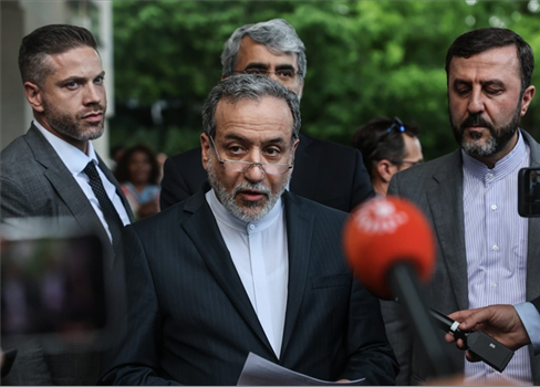 إيران تفاوض ثلاث دول أوروبية بشأن برنامجها النووي