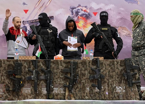 كتائب القسام تطلق سراح الدفعة السابعة من الأسرى الصهاينة