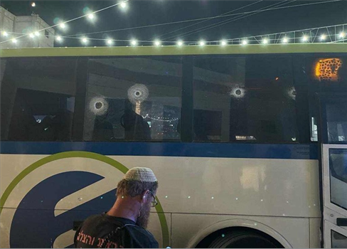 إصابة 7 صهاينة في هجوم لفدائي فلسطيني استهدف حافلة للمستوطنين الصهاينة
