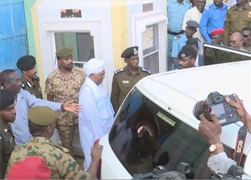 الرئيس السابق عمر البشير وعدد من قادة النظام السابق خارج سجن كوبر