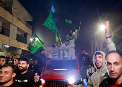 فرحة فلسطينية جُبلت بالدم.. الاحتلال يفرج عن دفعة جديدة من الأسرى