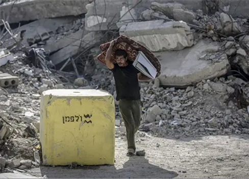 الإحتلال الصهيوني يحول الخط الأصفر لجدار دائم يستنزف الفلسطينيين 