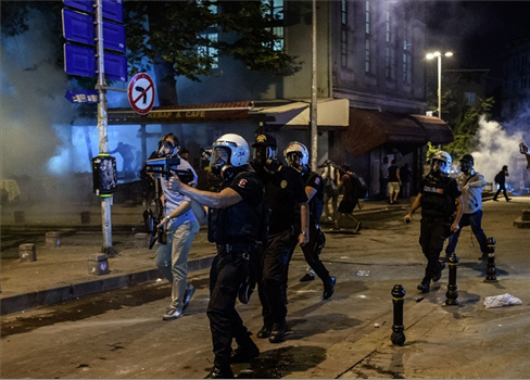 الشرطة التركية تفرق مظاهرة للشواذ جنسياً في إسطنبول