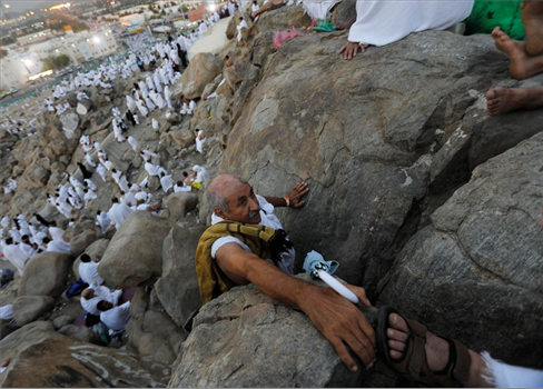 حجاج بيت الله الحرام يؤدون الركن الأعظم بالصعود لعرفات  